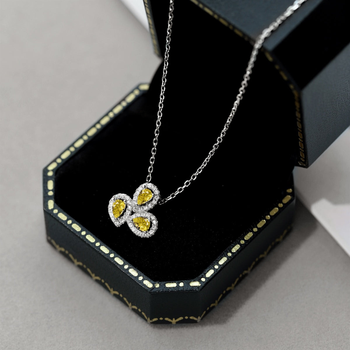 ˇStella JewelryˇElegant Flower Shape Pear Cut Necklace