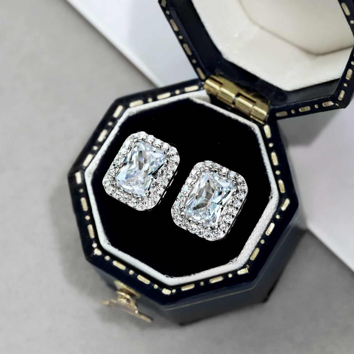 ˇStella JewelryˇLuxurious Dainty Emerald Cut Daily Earrings