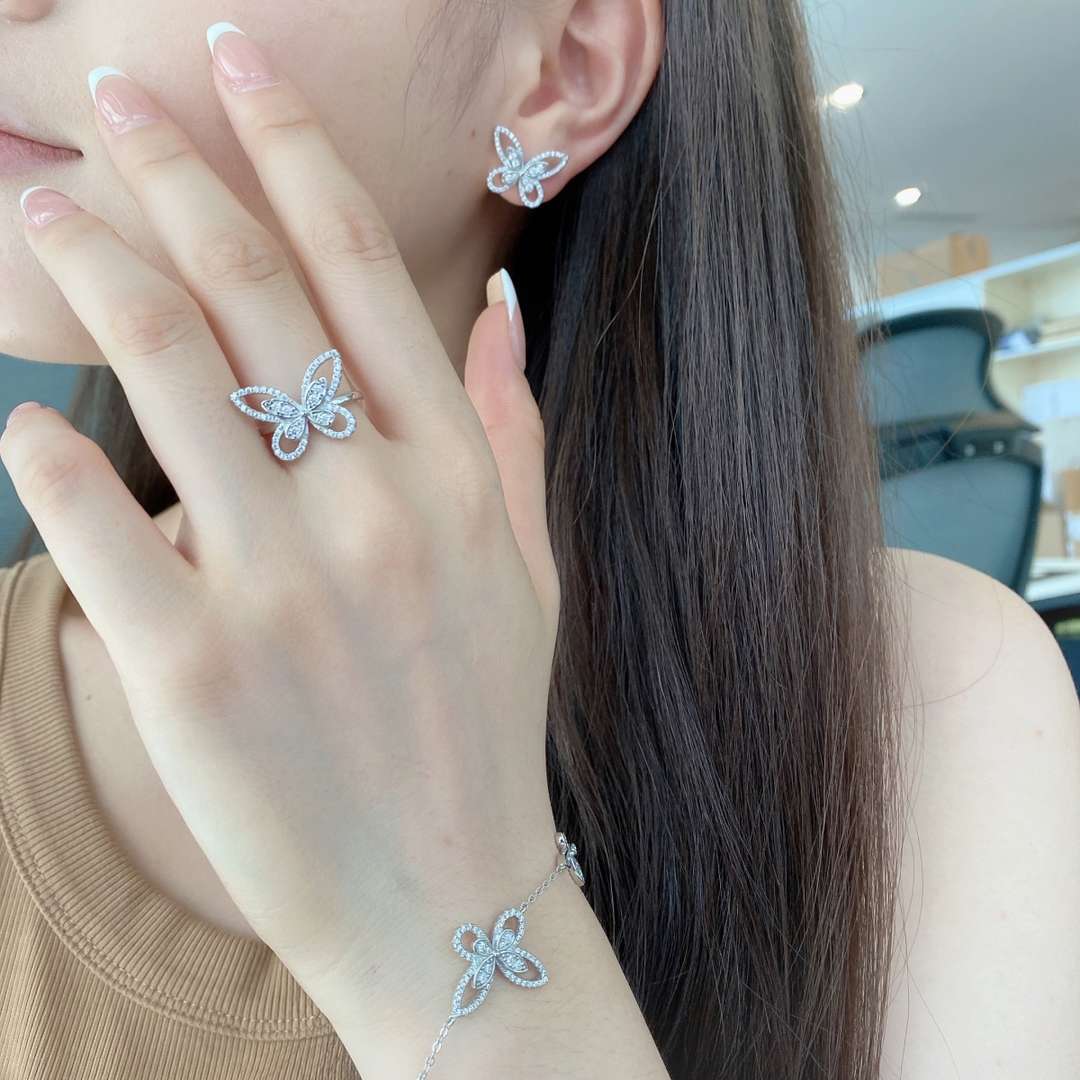ˇStella JewelryˇDelicate Butterfly Pendant Bracelet