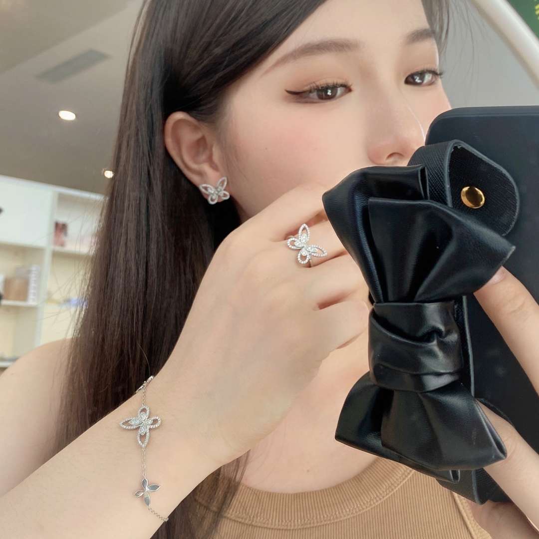 ˇStella JewelryˇDelicate Butterfly Pendant Bracelet