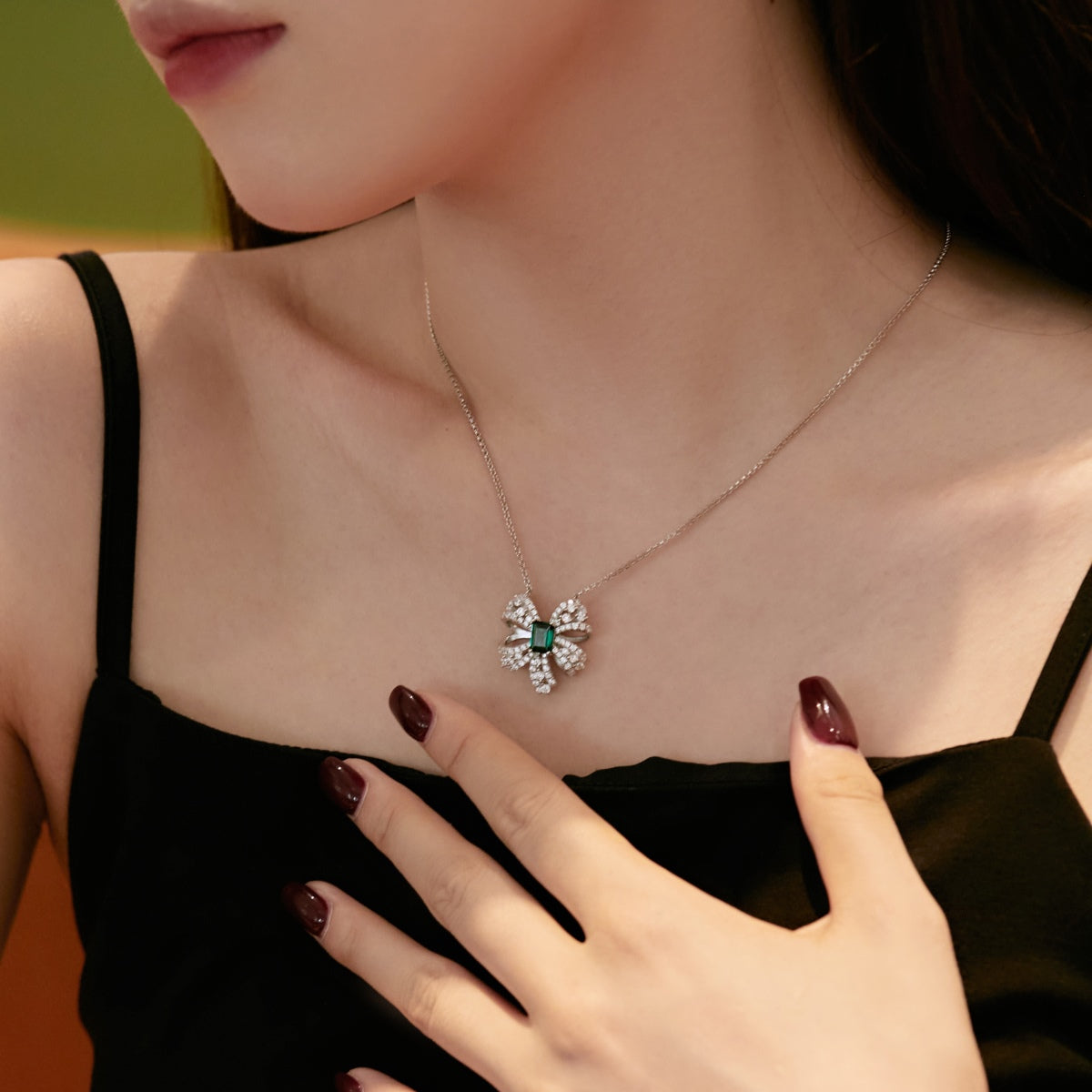 ˇStella JewelryˇLuxurious Flower Shape Emerald Cut Necklace