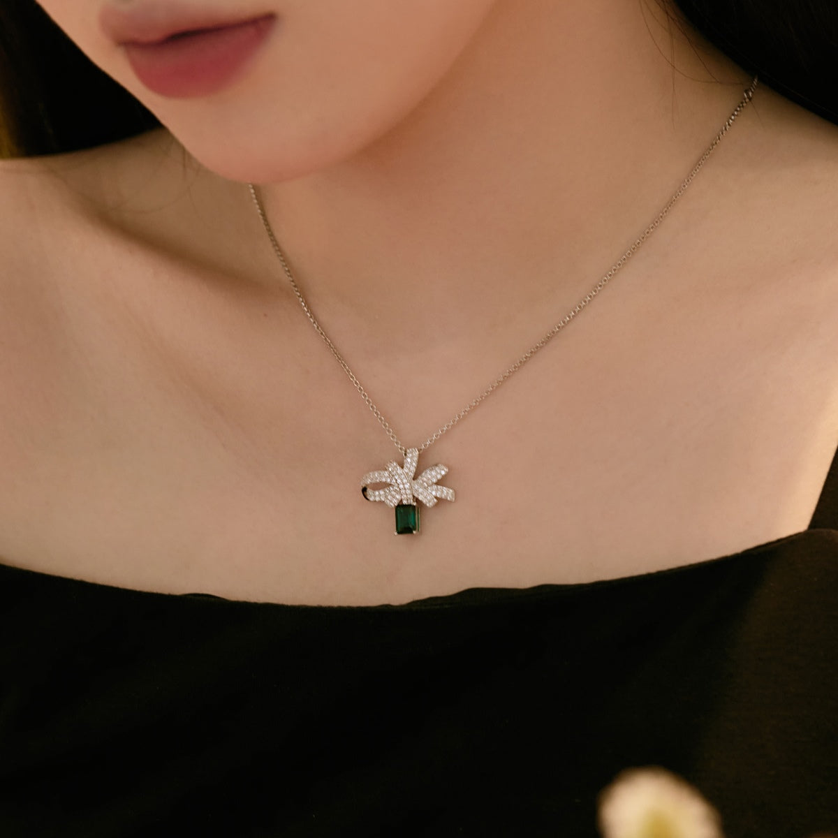 ˇStella JewelryˇLuxurious Flower Shape Emerald Cut Necklace