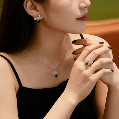 ˇStella JewelryˇLuxurious Flower Shape Emerald Cut Necklace
