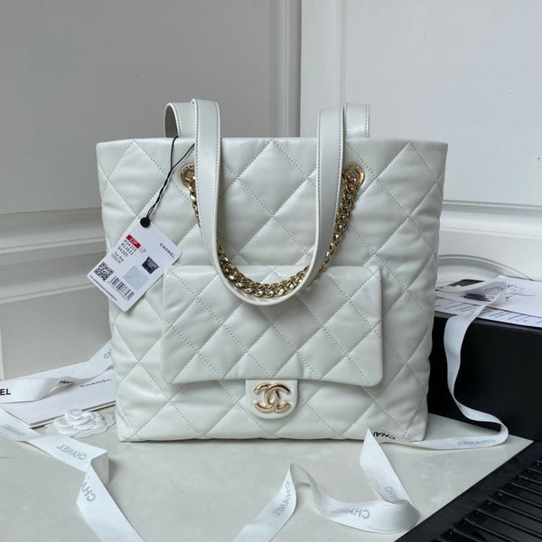 CC 19 Tote Bag, 33 cm, weißes Lammfell, goldene Beschläge
