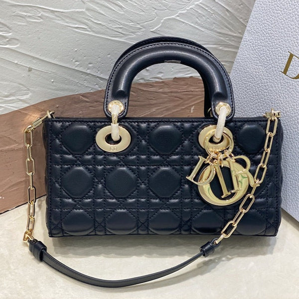 KLEINE LADY D-JOY 22 SCHWARZES LAMMFELL