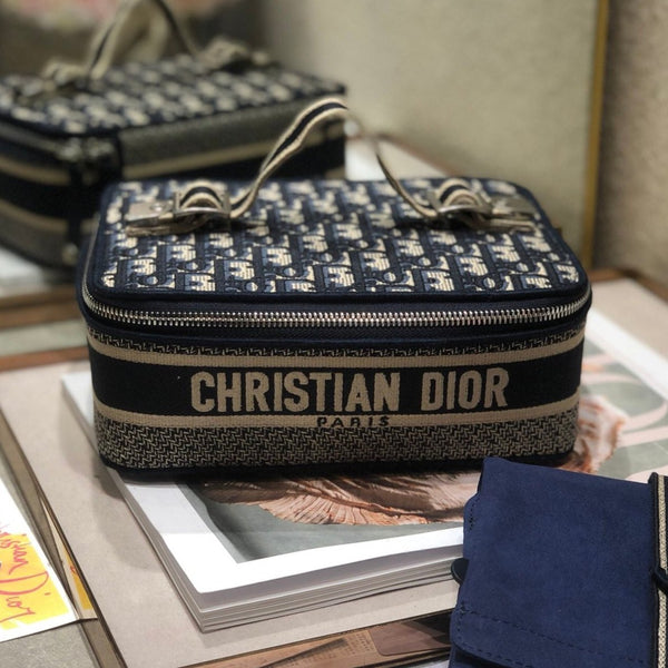 KLEINER KOSMETIKKOFFER FÜR 24 PERSONEN AUS SCHWARZEM MONOGRAMM-JACQUARD