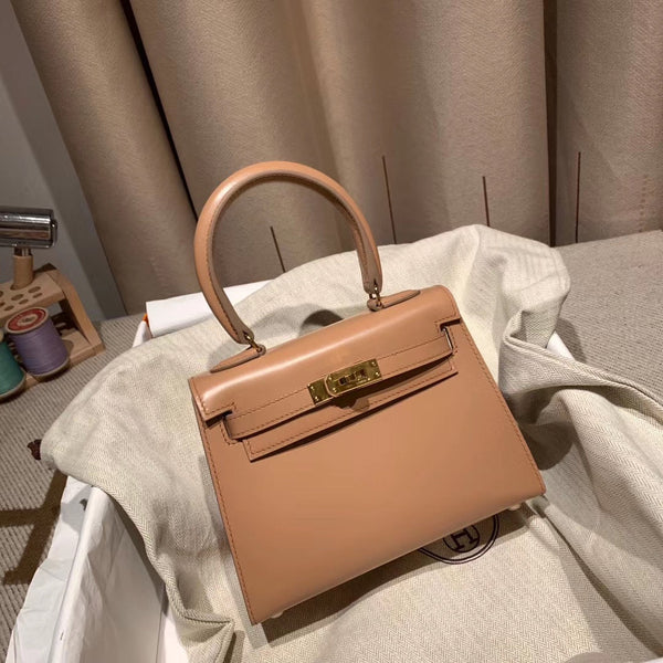 KELLY MINI 20 TASCHE AUS KORALLEROSA GLATTEM KALBSLEDER MIT GOLDENEN BESCHLÄGEN (AUF BESTELLUNG)