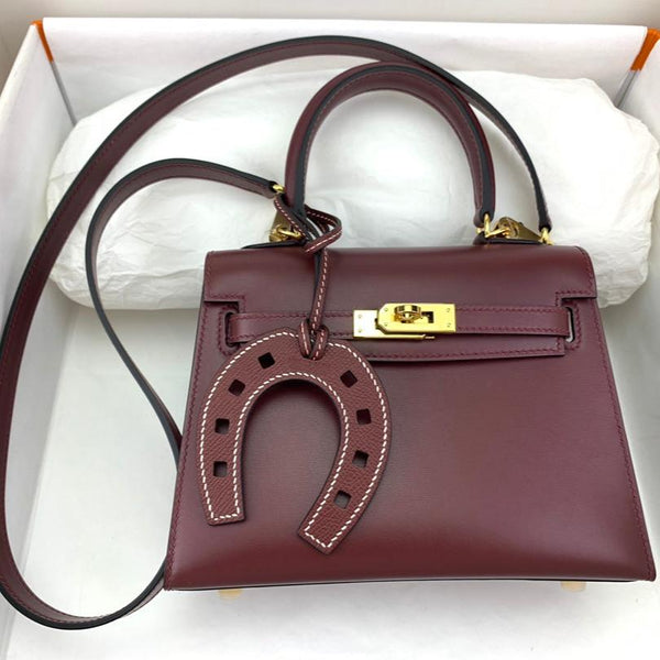 KELLY MINI 20 TASCHE AUS WEINROTEM GLATTEM KALBSLEDER MIT GOLDENEN BESCHLÄGEN (AUF BESTELLUNG)