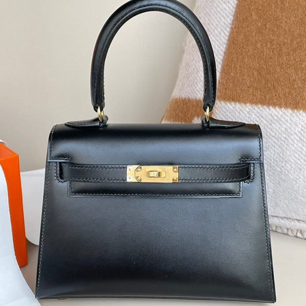 KELLY MINI 20 TASCHE AUS SCHWARZEM GLATTEM KALBSLEDER MIT GOLDENEN BESCHLÄGEN (AUF BESTELLUNG HERGESTELLT)