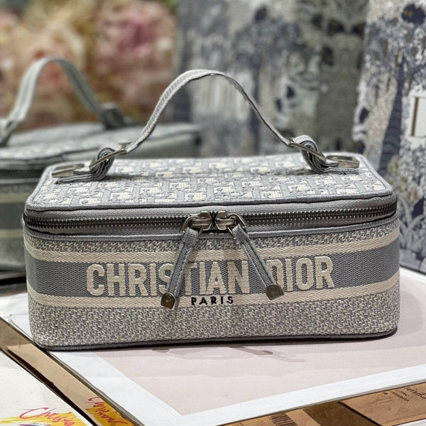 KLEINER KOSMETIKKOFFER FÜR 24 PERSONEN AUS HELLGRAUEM JACQUARD MIT MONOGRAMM
