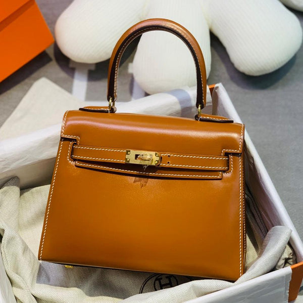 KELLY MINI 20 TASCHE AUS BRONZEBRAUNEM GLATTEM KALBSLEDER MIT GOLDENEN BESCHLÄGEN (AUF BESTELLUNG HERGESTELLT)