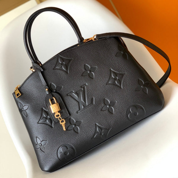 PETIT PALAIS PM GROSSE SCHULTERTASCHE 34 AUS SCHWARZEM GEPRÄGTEM RINDSLEDER MIT GOLDFARBENEN BESCHLÄGEN