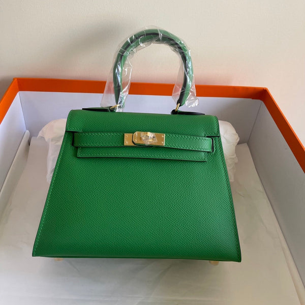 KELLY MINI 20 TASCHE AUS SMARAGDGRÜNEM KALBSLEDER MIT GOLDENEN BESCHLÄGEN (AUF BESTELLUNG HERGESTELLT)