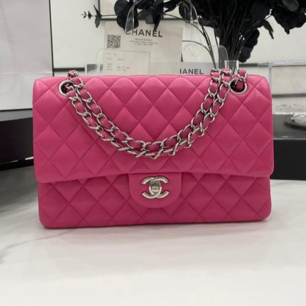 CC 25 クラシック スモール ダブルフラップバッグ（ブライトピンクカーフスキン、ストラップ付き）