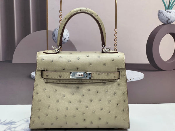 KELLY BAG 20 AUS KHAKI-BRAUNEM STRAUßENLEDER MIT SILBERNEN HARDWARE (AUF BESTELLUNG)