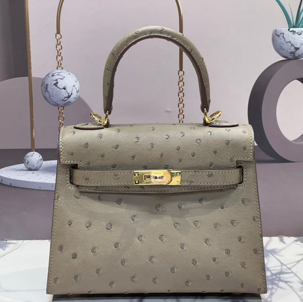KELLY BAG 20 AUS KHAKI-BEIGEM STRAUSSENLEDER MIT GOLDENEN HARDWARE (AUF BESTELLUNG)