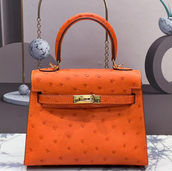 KELLY BAG 20 AUS FEUERORANGE STRAUSSENLEDER MIT GOLDENEN HARDWARE (AUF BESTELLUNG)