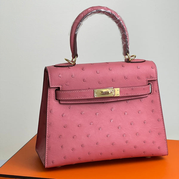 KELLY BAG 20 AUS ROTROSA STRAUSSENLEDER MIT GOLDENEN HARDWARE (AUF BESTELLUNG HERGESTELLT)