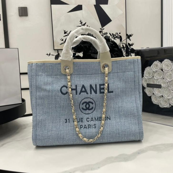CC DEAUVILLE ラージ 38 トートバッグ（ライトブルー キャンバス、ブラック ロゴ）