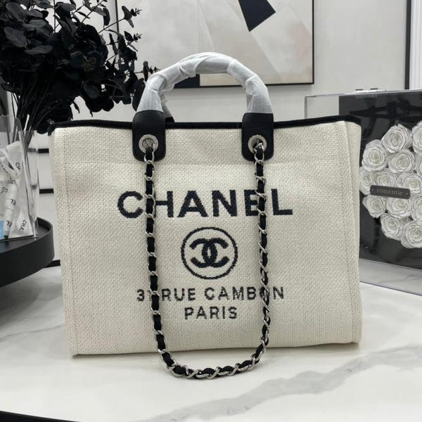 CC DEAUVILLE ラージ 38 トートバッグ（ホワイトキャンバス、ブラックロゴ）