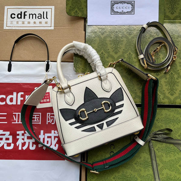 GGxADIDAS HORSEBIT 1955 TOTE BAG 20 MIT WEB-RIEMEN AUS WEISSEM MIX AUS SCHWARZEM KALBSLEDER UND GOLDENEN HARDWARE
