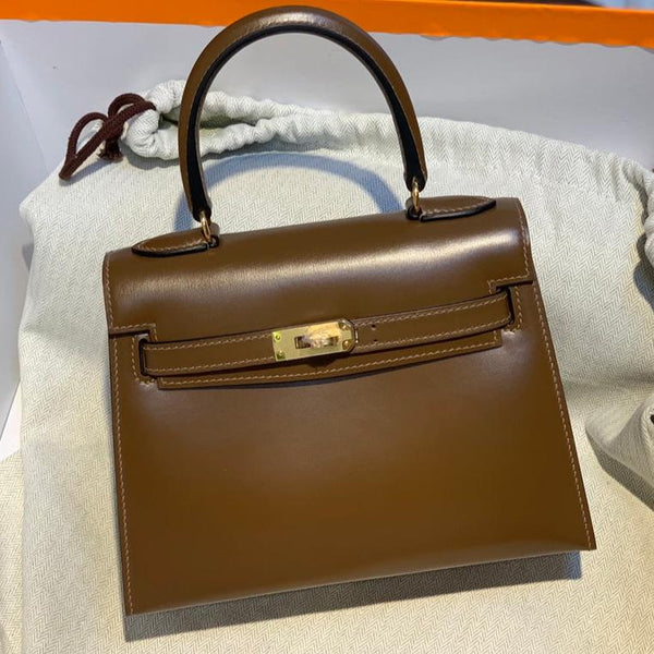 KELLY MINI 20 TASCHE AUS SCHOKOLADENBRAUNEM GLATTEM KALBSLEDER MIT GOLDENEN BESCHLÄGEN (AUF BESTELLUNG)