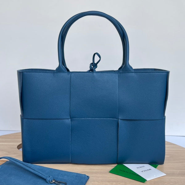 ARCO TOTE 36 AUS ÄGÄISCH BLAUEM KALBSLEDER