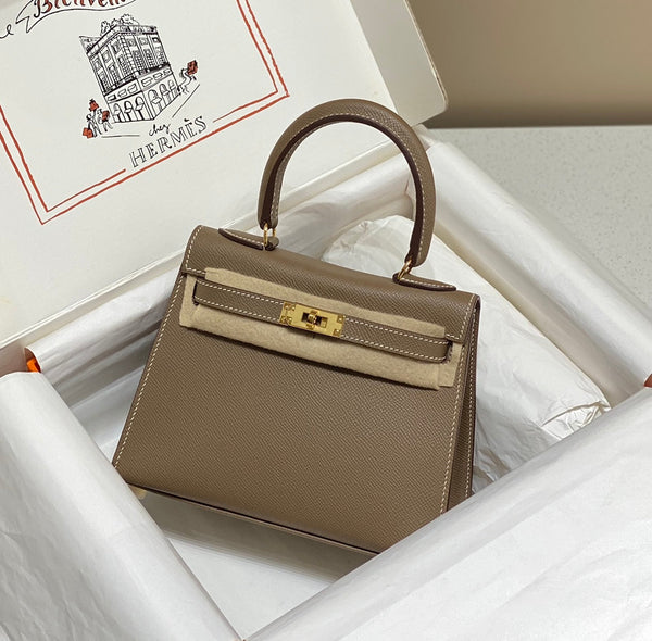 KELLY MINI 20 TASCHE AUS MITTELBRAUNEM KALBSLEDER MIT GOLDENEN BESCHLÄGEN (AUF BESTELLUNG HERGESTELLT)