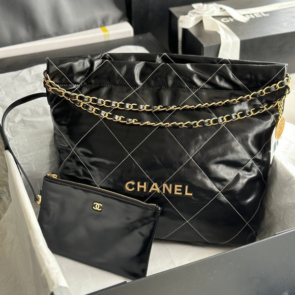 CC LARGE 42 HANDTASCHE AUS SCHWARZEM GLÄNZENDEM KALBSLEDER, GOLDBESCHLÄGE