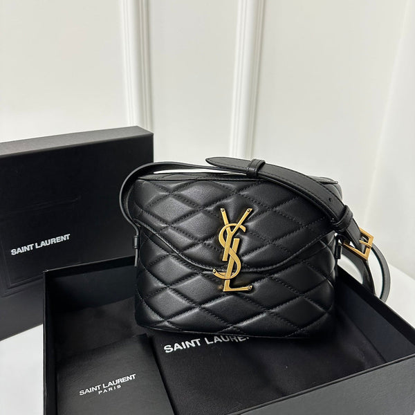 JUNE 19 SCHWARZE GESTEPPTE LAMMFELL-BOXTASCHE MIT GOLDENEM LOGO