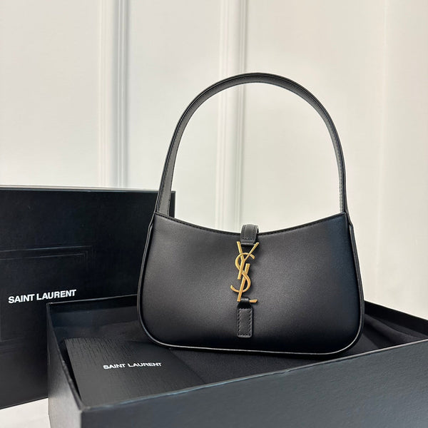 MINI 19 HOBO AUS GLATTEM KALBSLEDER IN SCHWARZ