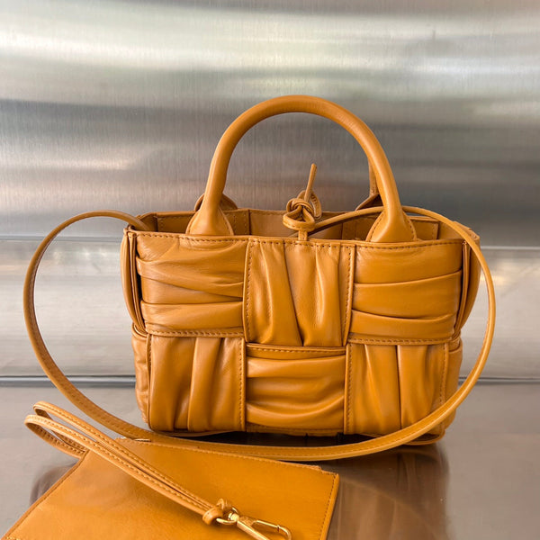 CANDY ARCO TOTE 20 AUS WEICHEM LAMMLEDER IN RAW SIENNA