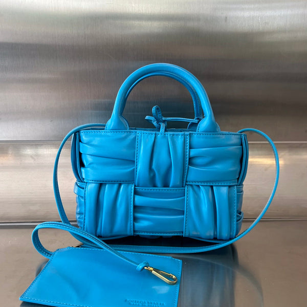 CANDY ARCO TOTE 20 AUS WEICHEM LAMMLEDER IN CERULEANBLAU