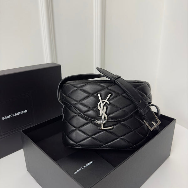 JUNE 19 SCHWARZE GESTEPPTE LAMMFELL-BOXTASCHE MIT SILBERNEM LOGO
