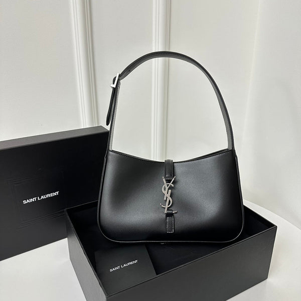 LE 5 À 7 BAG 24 SCHWARZES KALBSLEDER MIT SILBERNEM LOGO
