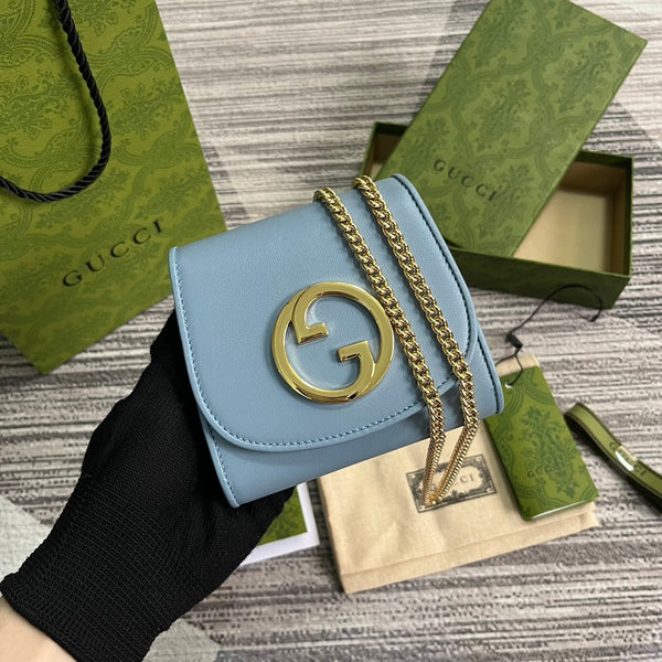 BLONDIE INTERLOCK MINI-UMHÄNGERTASCHE 12 AUS HIMMELBLAUEM KALBSLEDER MIT GOLDKETTE