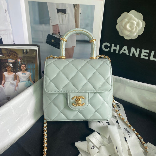 CC MINI 15 TASCHE AUS HIMMELBLAUEM KALBSLEDER MIT GOLDENEN HARDWARE