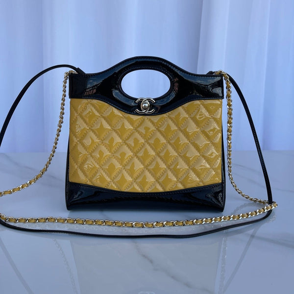 CC MINI 23 SHOPPINGTASCHE AUS GLÄNZENDEM SCHWARZ-SENFGELBEM KALBSLEDER