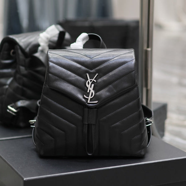 RUCKSACK LOU 26 AUS SCHWARZEM GESTEPPTEM KALBSLEDER MIT SILBERNEN HARDWARE