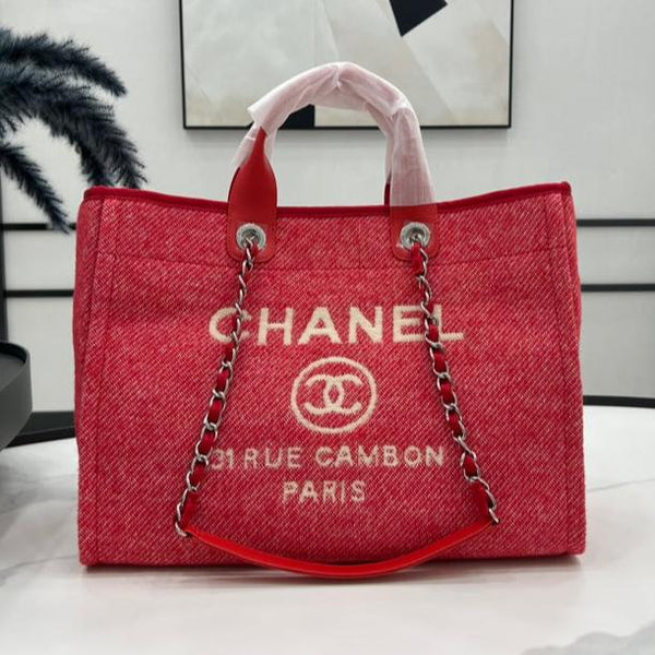 CC DEAUVILLE ラージ 38 トートバッグ（チェリーレッド キャンバス、ホワイトロゴ入り）