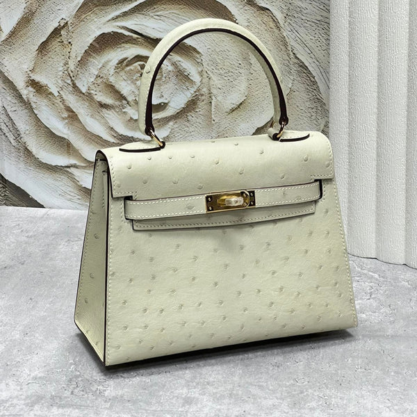 KELLY BAG 20 AUS WEISS-CREME-STRAUSSENLEDER MIT GOLDENEN HARDWARE (AUF BESTELLUNG)