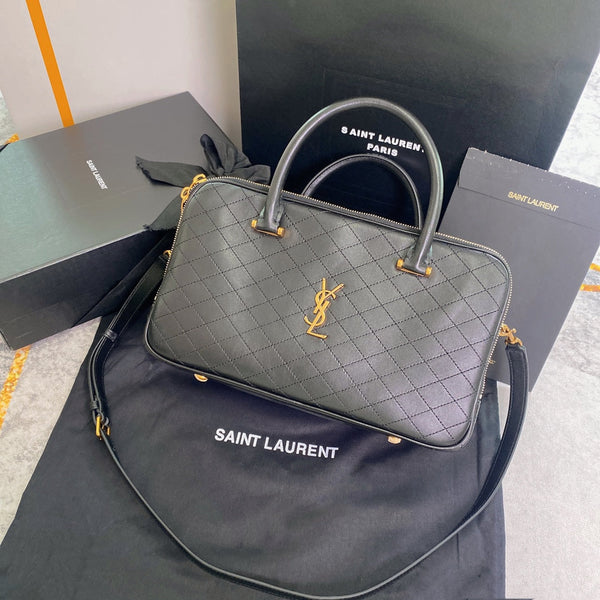 REISETASCHE 31 AUS KHAKIGRÜNEM LAMMFELL MIT GOLDENEN HARDWARE