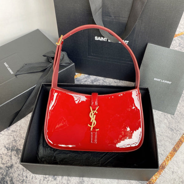 LE 5 À 7 TASCHE 24 AUS ROTEM GLÄNZENDEM KALBSLEDER MIT GOLDENEN HARDWARE