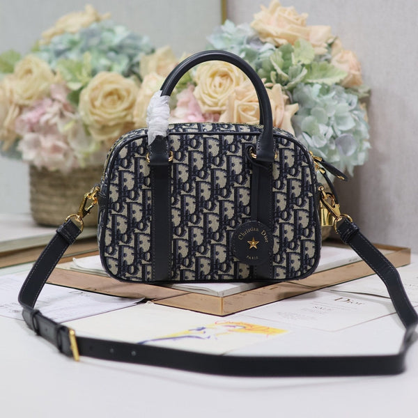 KLEINE 25 D-VIBE BOWLINGTASCHE AUS BLAUEM MONOGRAMM-SCHRÄGJACQUARD