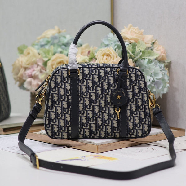 MITTLERE 31 D-VIBE BOWLINGTASCHE AUS BLAUEM MONOGRAMM-SCHRÄGJACQUARD