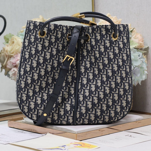 MITTLERE TASCHE „NOLITA“ 34 AUS BLAUEM MONOGRAMM-SCHRÄGJACQUARD