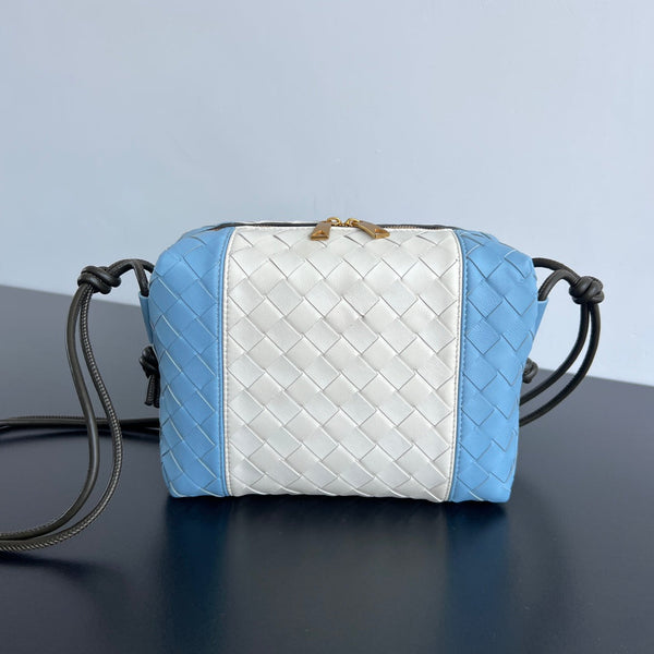 KLEINER LOOP 22 AUS HIMMELBLAUEM MIX-WEISSEM KALBSLEDER