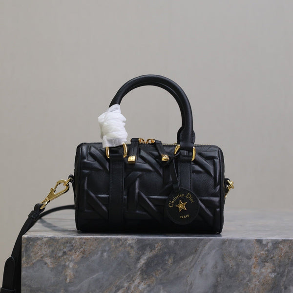 MINI GROOVE BAG 16 AUS SCHWARZEM MACROCANNAGE-KALBSLEDER MIT GOLDENEN BESCHLÄGEN