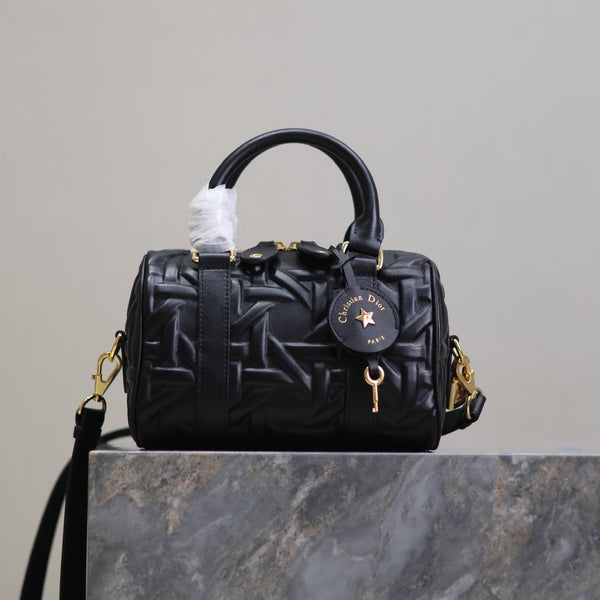 MITTLERE GROOVE BAG 20 AUS SCHWARZEM MACROCANNAGE-KALBSLEDER MIT GOLDENEN BESCHLÄGEN