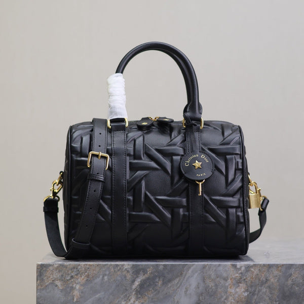GROOVE BAG 25 AUS SCHWARZEM MACROCANNAGE-KALBSLEDER MIT GOLDENEN BESCHLÄGEN